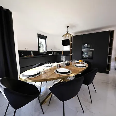 Maelle - T4 Moderne A Bonifacio (Corsica)